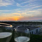 Met Frontaal Zeezicht En Afgesloten Slaaphoek De Panne