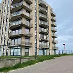 Met Frontaal Zeezicht En Afgesloten Slaaphoek De Panne