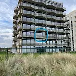 Met Frontaal Zeezicht En Afgesloten Slaaphoek *