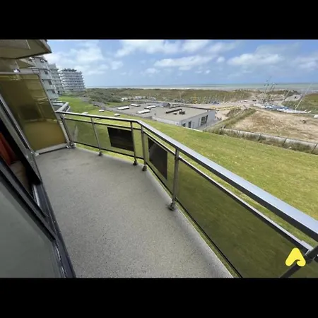 Met Frontaal Zeezicht En Afgesloten Slaaphoek *