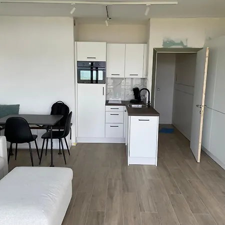 Met Frontaal Zeezicht En Afgesloten Slaaphoek *