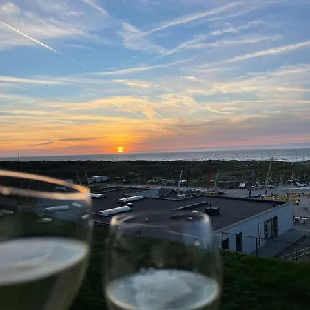 Met Frontaal Zeezicht En Afgesloten Slaaphoek De Panne