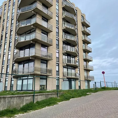 Met Frontaal Zeezicht En Afgesloten Slaaphoek De Panne