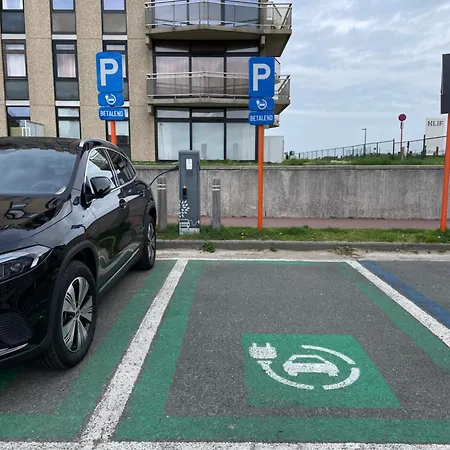 Met Frontaal Zeezicht En Afgesloten Slaaphoek * De Panne