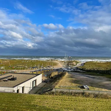 Met Frontaal Zeezicht En Afgesloten Slaaphoek De Panne