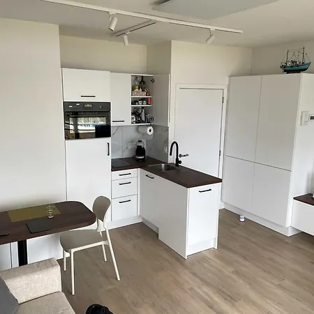 Met Frontaal Zeezicht En Afgesloten Slaaphoek De Panne