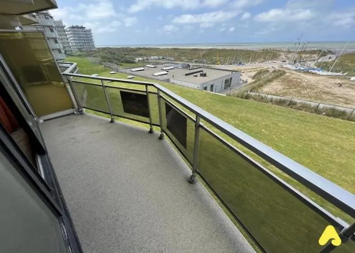 Met Frontaal Zeezicht En Afgesloten Slaaphoek *