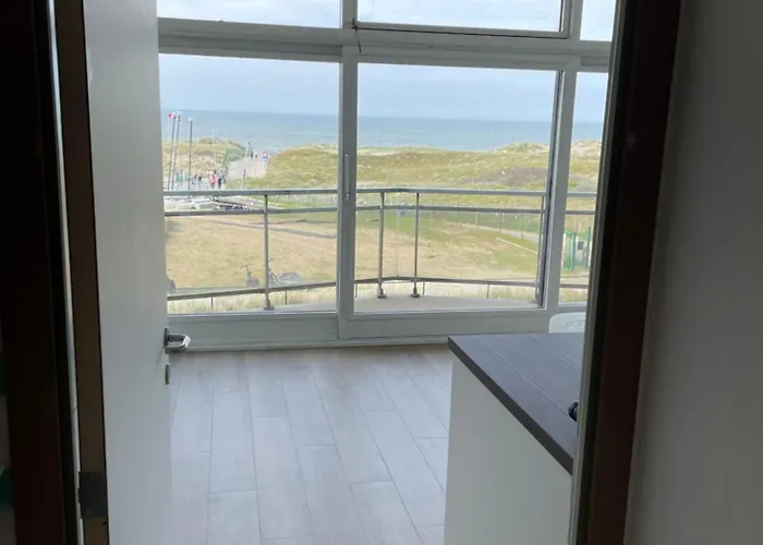 Met Frontaal Zeezicht En Afgesloten Slaaphoek Appartement De Panne