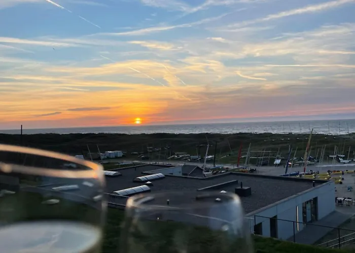 Met Frontaal Zeezicht En Afgesloten Slaaphoek De Panne