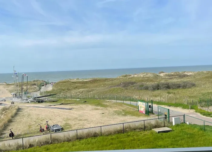 Met Frontaal Zeezicht En Afgesloten Slaaphoek Appartement De Panne