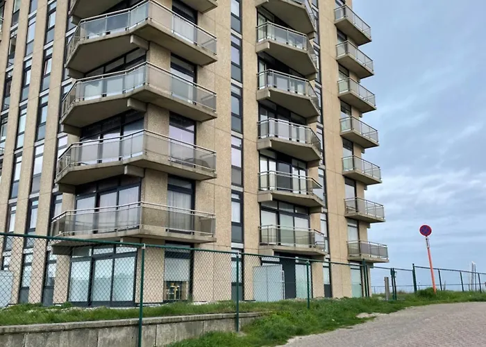 Met Frontaal Zeezicht En Afgesloten Slaaphoek De Panne